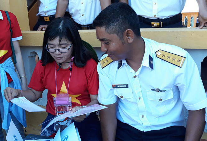 Nguyễn Thị Kim Ngân tất bật với những tấm bưu thiếp Sức sống Trường Sa gửi yêu thương về đất liền