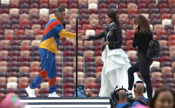 Tại lễ khai mạc World Cup 2018, ca sĩ Aida Garifullina cùng ngôi sao nhạc pop người Anh Robbie Williams khuấy động bầu không khí bằng ca nhạc.