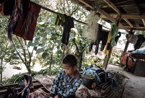 Con trai bà Su. Gia đình bà là một trong những hộ nghèo nhất vùng. Ảnh: SCMP.