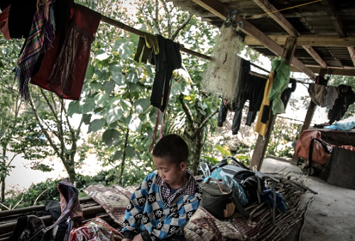 Con trai bà Su. Gia đình bà là một trong những hộ nghèo nhất vùng. Ảnh: SCMP.