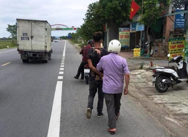 Một trong các thanh niên bị công an bắt giữ.