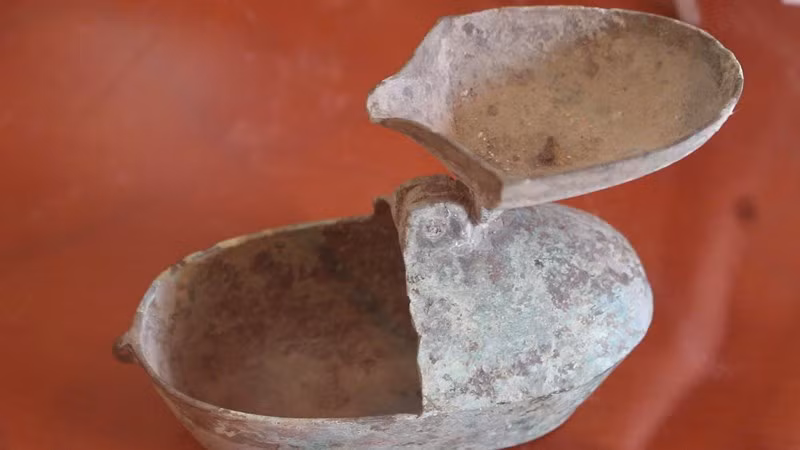  Đèn đồng Đông Sơn (thế kỷ V TCN).