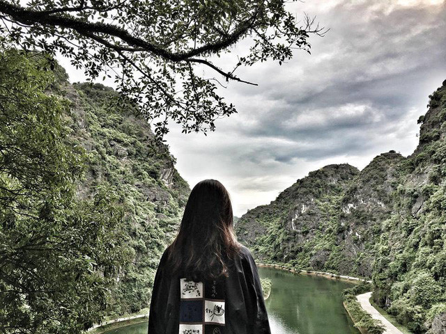 Trước khi kết thúc trải nghiệm của ngày đầu tiên ở Ninh Bình, nhóm Mai vẫn kịp khám phá Tuyệt Tình Cốc hay còn gọi là chùa động Am Tiên. Từ Tràng An di chuyển sang đây khá gần và thuận tiện. Giá vé vào Tuyệt Tình Cốc cũng khá rẻ chỉ 20.000 đồng/người.