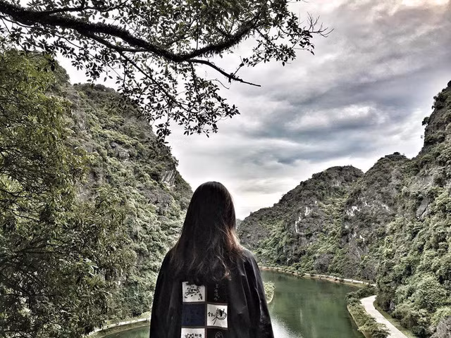 Trước khi kết thúc trải nghiệm của ngày đầu tiên ở Ninh Bình, nhóm Mai vẫn kịp khám phá Tuyệt Tình Cốc hay còn gọi là chùa động Am Tiên. Từ Tràng An di chuyển sang đây khá gần và thuận tiện. Giá vé vào Tuyệt Tình Cốc cũng khá rẻ chỉ 20.000 đồng/người.