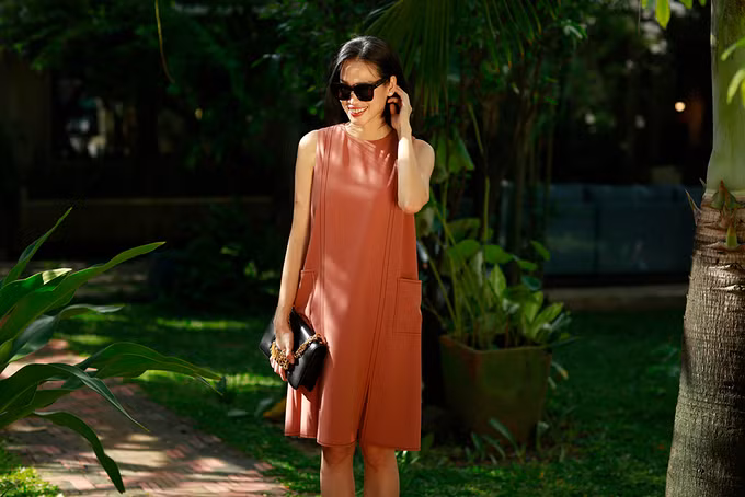 Cuối tuần, váy suông đỏ là sự lựa chọn hấp dẫn cho các cô gái trong những buổi dạo phố, tiệc tùng.