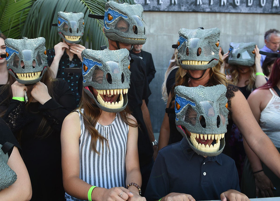 Người hâm mộ của loạt phim về thế giới khủng long được phát những mặt nạ khủng long tại The Walt Disney Concert Hall, bang California (Mỹ) - Ảnh: AFP Người hâm mộ của loạt phim về thế giới khủng long được phát những mặt nạ khủng long tại The Walt Disney Concert Hall, bang California (Mỹ) - Ảnh: AFP
