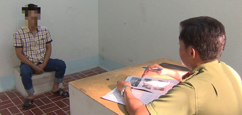  Công an tỉnh Bình Dương thẩm vấn một đối tượng bị tạm giữ. Ảnh: vtv.vn