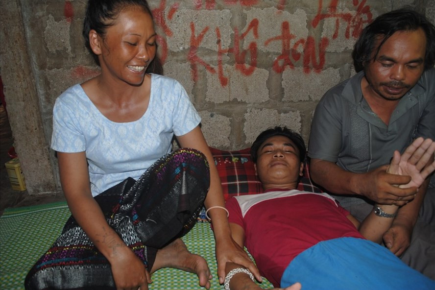 Kăn Xoang cùng với “tương lai” Hồ Văn Sở và Cu Xéo trong căn nhà của mình tại thôn Amor, xã A Xing, huyện Hướng Hóa, tỉnh Quảng Trị.