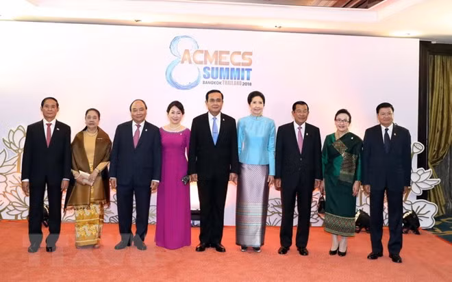 Thủ tướng Nguyễn Xuân Phúc, Phu nhân và các trưởng đoàn cùng Phu nhân chụp ảnh chung. (Nguồn: Thống Nhất/TTXVN)