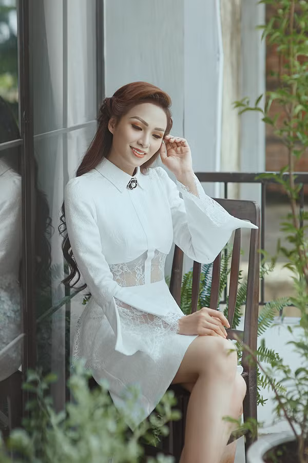 Bộ ảnh được thực hiện với sự hỗ trợ của nhiếp ảnh Antonio Dinh, trang điểm Nga Lis.