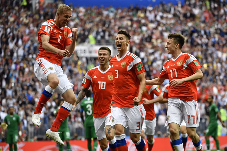 Yuri Gazinskiy (trái) của đội tuyển Nga ăn mừng bàn thắng đầu tiên của trận đấu giữa Nga và Saudi Arabia ngày 14-6, cũng là trận đầu tiên của World Cup 2018 - Ảnh: AFP