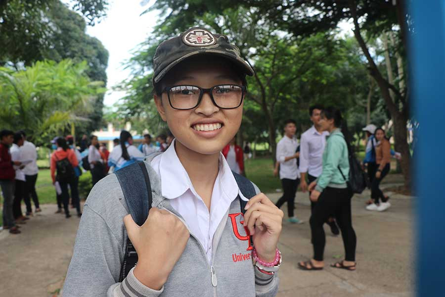 4Đỗ Thị Xuyến (lớp 12 B, Trường THPT Hà Huy Tập, huyện Kông Chro) vui vẻ sau khi hoàn thành môn thi tiếng Anh. Ảnh: Ngọc Minh.jpg