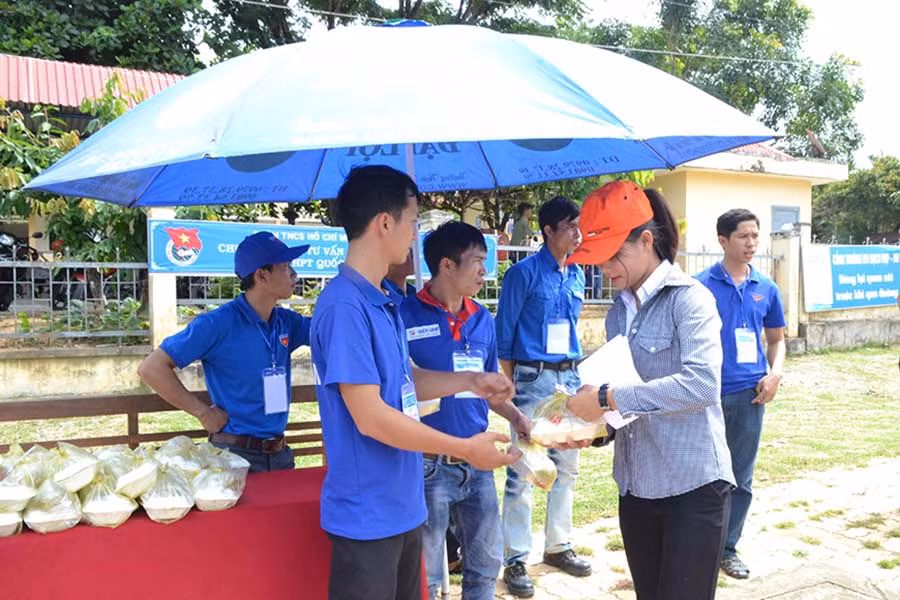 Huyện Đoàn Kbang phát cơm miễn phí cho các em có hoàn cảnh khó khăn tại điểm thi Trường Lương Thế Vinh. Ảnh: Lê Nam Huyện Đoàn Kbang phát cơm miễn phí cho các em có hoàn cảnh khó khăn tại điểm thi Trường Lương Thế Vinh. Ảnh: Lê Nam