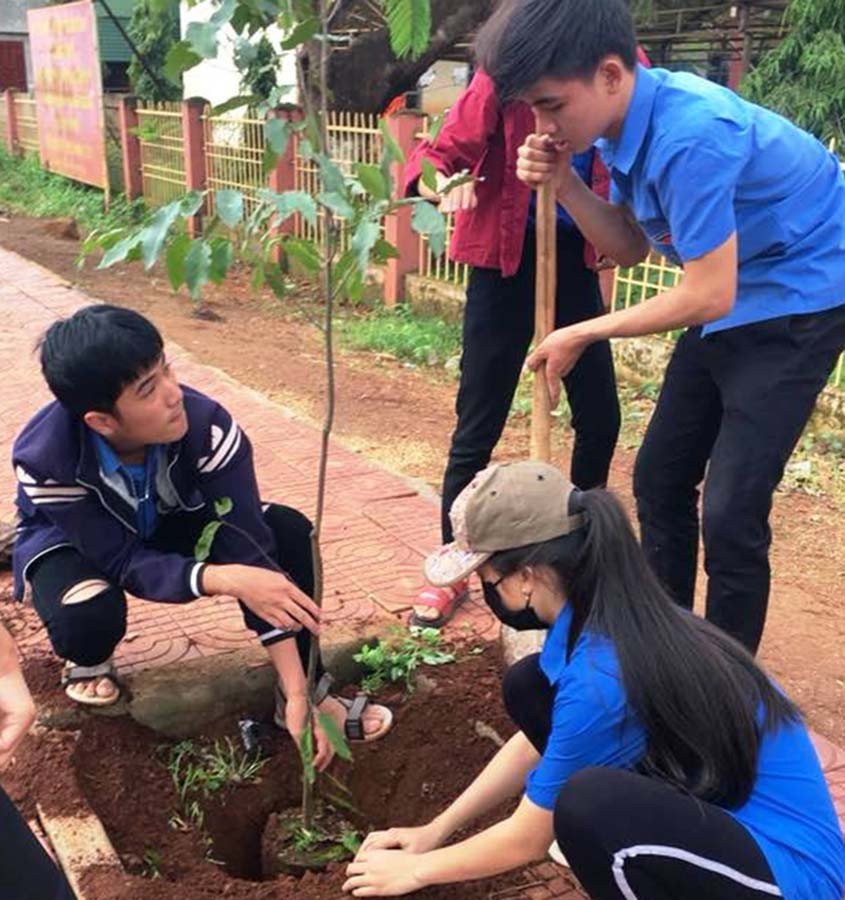 Các bạn đoàn viên thanh niên cùng nhautrồng cây xanh. Ảnh: Huy Hoàng Các bạn đoàn viên thanh niên cùng nhautrồng cây xanh. Ảnh: Huy Hoàng