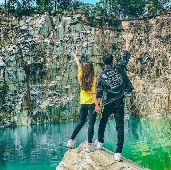  Hồ nước có màu nước xanh như ngọc hiện ra giữa khung cảnh hoang sơ, thơ mộng