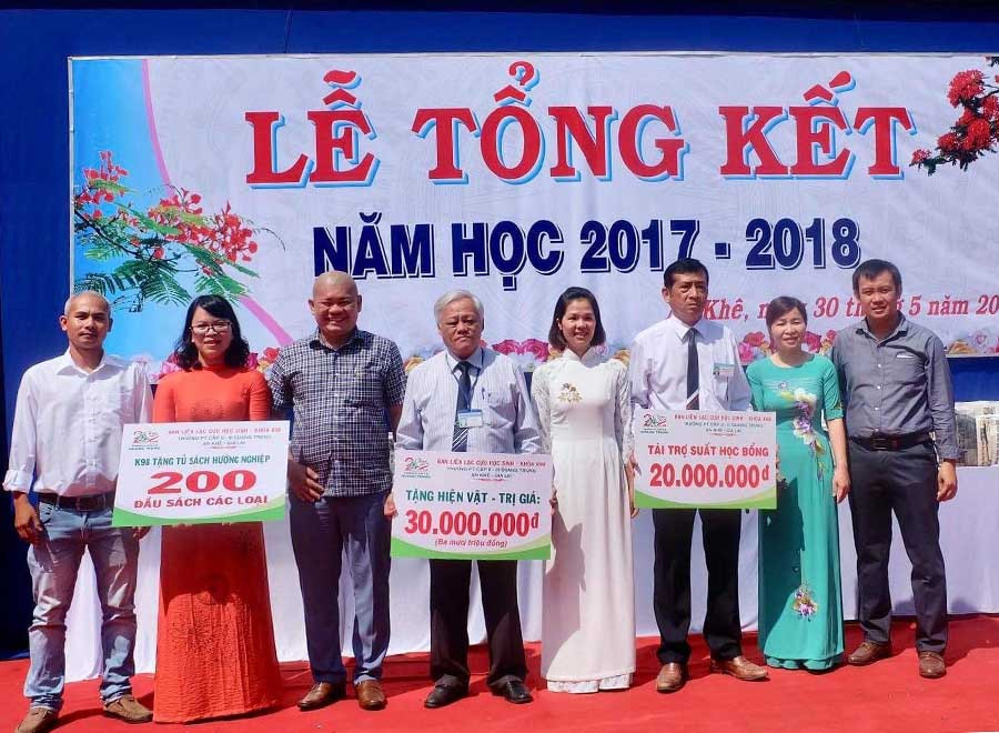  Hội cựu học sinh K98 trao học bổng, quà tặng và 200 đầu sách Trường THPT Quang Trung (thị xã An Khê). Ảnh: Nguyễn Giang