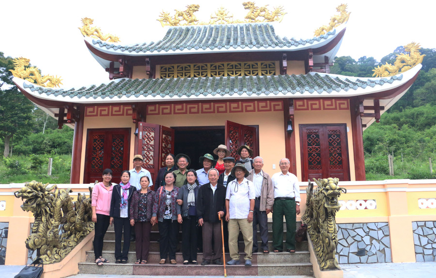 Đoàn chụp ảnh kỷ niệm trước Nhà tưởng niệm. Ảnh: Q.T