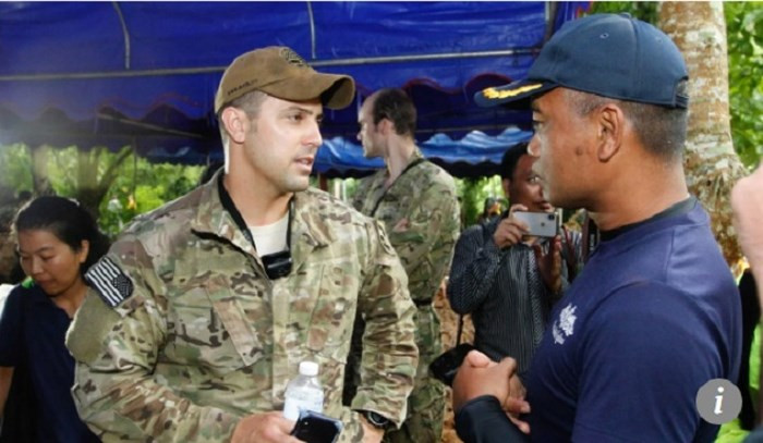  Đặc nhiệm Mỹ trò chuyện với thợ lặn của hải quân Thái Lan.