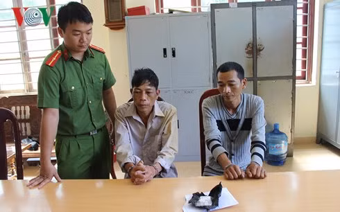 Các đối tượng Lò Văn Son (trái) và Lường Văn Minh (phải) tại cơ quan Công an