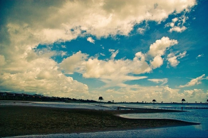 Biển Đồng Châu, Thái Bình: Được đánh giá là một trong những bãi biển đẹp nhất miền Bắc nhưng cái tên Đồng Châu vẫn xa lạ với nhiều du khách. Không gian rộng lớn và yên bình khiến bạn như đang được sống trọn vẹn trong từng phút giây thư thái.