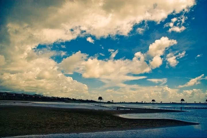 Biển Đồng Châu, Thái Bình: Được đánh giá là một trong những bãi biển đẹp nhất miền Bắc nhưng cái tên Đồng Châu vẫn xa lạ với nhiều du khách. Không gian rộng lớn và yên bình khiến bạn như đang được sống trọn vẹn trong từng phút giây thư thái.