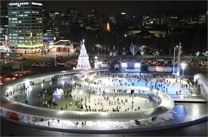 Mỗi dịp Giáng sinh đến, người dân địa phương và khách du lịch thường tìm đến Seoul Plaza để trượt băng cùng những trải nghiệm đặc biệt. Mỗi dịp Giáng sinh đến, người dân địa phương và khách du lịch thường tìm đến Seoul Plaza để trượt băng cùng những trải nghiệm đặc biệt.