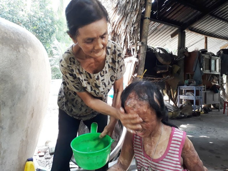 Bé N. tỏ ra hạnh phúc khi được bà nội rửa mặt. 