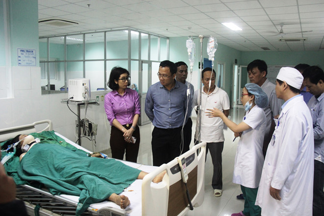 Ông Khuất Việt Hùng tới thăm hỏi, động viên các nạn nhân trong vụ tai nạn.