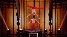 Khoảnh khắc lung lay của Quốc Cơ khiến khán giả và giám khảo thót tim. Ảnh: Cắt từ clip.