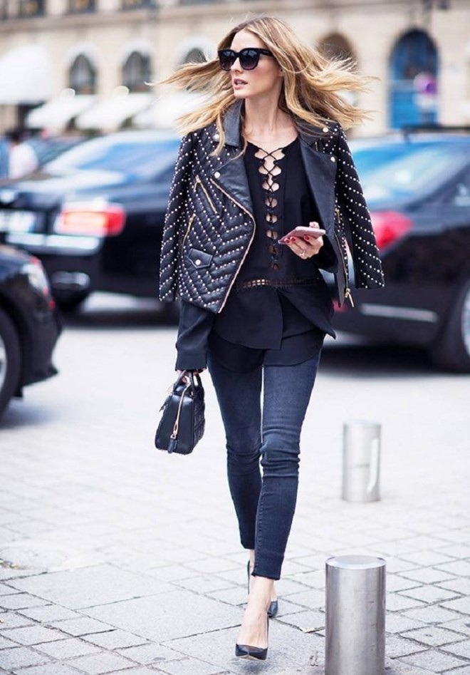 Cô nàng sang chảnh trên phố bạn bỗng bắt gặp và chẳng thể quên chính là cô nàng với chiếc áo khoác da trên vai vừa để tránh nắng, vừa phủ hững hờ trên chiếc áo sơmi điệu đà.