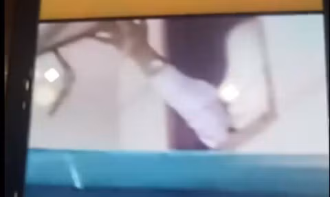  Khi bà M. vừa chui vào trong phòng, một cánh tay đàn ông nhanh chóng đóng cửa thông gió lại