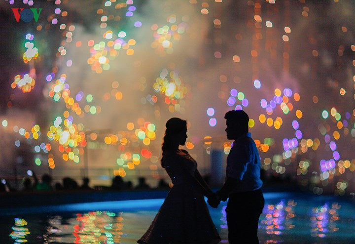  Sự kết hợp giữa âm thanh,ánh sáng trong đêm trình diễn pháo hoa và đặc biệt là tình yêu của cặp đôi Tín-Anh đã tạo nên một “Nhịp cầu Tình yêu” thật lung linh,huyền ảo.