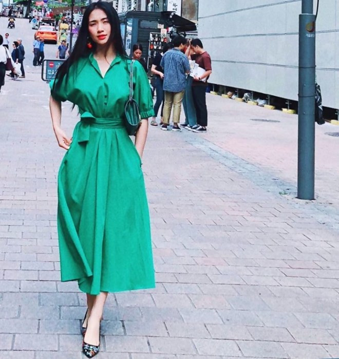 Hòa Minzy lựa chọn bộ đầm thắt eo màu xanh của Zara, mix cùng túi xách Gucci tiệp màu trong ngày đầu du lịch tại Hàn Quốc.