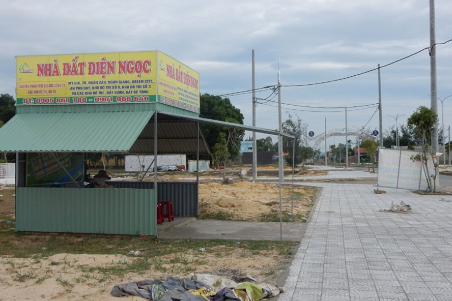 Dự án đô thị tại Điện Ngọc, Điện Bàn (tỉnh Quảng Nam) được rao bán sôi động, giá trên 1 tỉ đồng/nền 100m2 nhưng toàn đất trống.