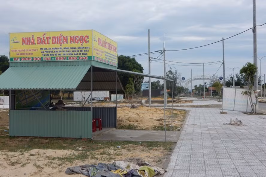 Dự án đô thị tại Điện Ngọc, Điện Bàn (tỉnh Quảng Nam) được rao bán sôi động, giá trên 1 tỉ đồng/nền 100m2 nhưng toàn đất trống.