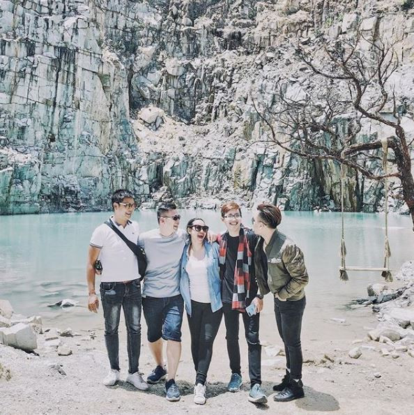 Bao bọc hồ nước là những vách đá lởm chởm, cao sừng sững khiến cho khung cảnh nơi đây vừa hùng vĩ, vừa thơ mộng.