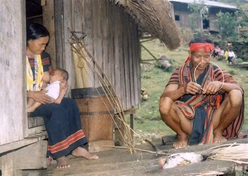 Người vợ Ca Dong mượn làn điệu plét khá độc đáo để bày tỏ lòng mình với người chồng.