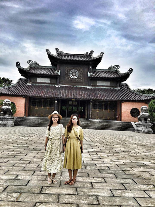  Ngày thứ 2, buổi sáng nhóm Mai dành toàn bộ thời gian để khám phá chùa Bái Đính sau đó di chuyển về Hà Nội. Mai cho biết cô hoàn toàn “choáng ngợp” trước khung cảnh rộng lớn, kiến trúc độc đáo của ngôi chùa.