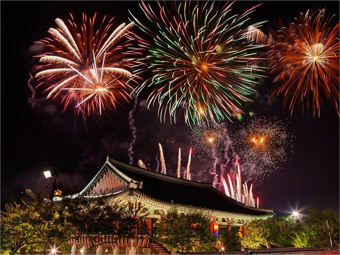 Vào mùa thu, du khách có thể ngắm pháo hoa tuyệt đẹp trên bầu trời đêm Seoul. Hàng năm, lễ hội pháo hoa diễn ra ở công viên sông Hàn Yeouido, thu hút hơn 1 triệu du khách và trở thành lễ hội tiêu biểu của Seoul. Vào mùa thu, du khách có thể ngắm pháo hoa tuyệt đẹp trên bầu trời đêm Seoul. Hàng năm, lễ hội pháo hoa diễn ra ở công viên sông Hàn Yeouido, thu hút hơn 1 triệu du khách và trở thành lễ hội tiêu biểu của Seoul.