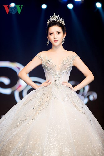  Người đẹp diện bộ váy cưới ánh kim lộng lẫy, tự tin trình diễn trên sân khấu.