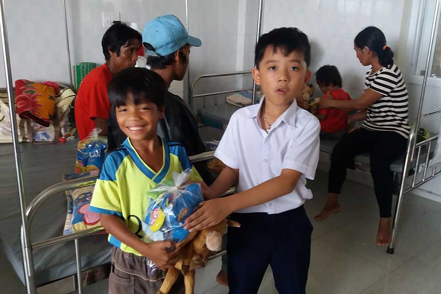 Trao quà cho bệnh nhi. Ảnh: N.N  Trao quà cho bệnh nhi. Ảnh: N.N