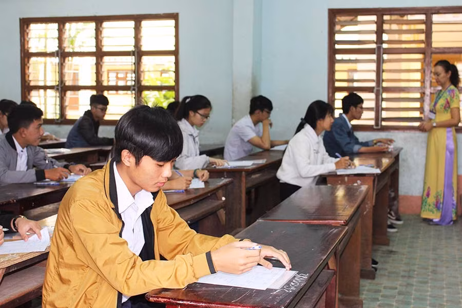 Giám thị căn dặn thí sinh trước giờ thi. Ảnh: Nguyễn Giang