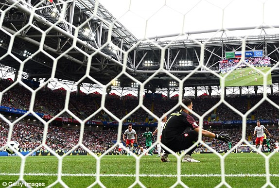 Szczesny bất lực khi bóng đổi hướng. Szczesny bất lực khi bóng đổi hướng.