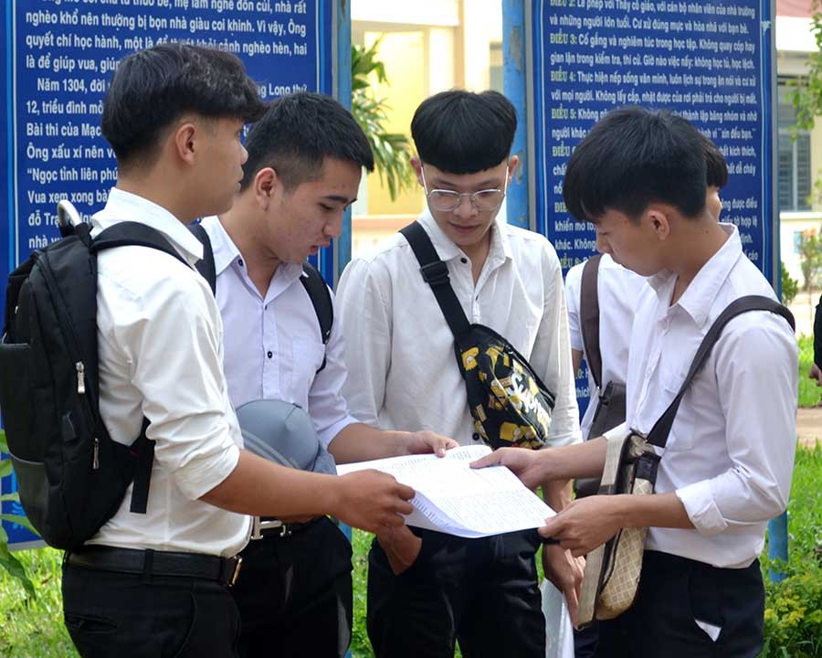 7 Thí sinh dự thi tại điểm thi Trường THPT Mạc Đĩnh Chi trao đổi sau môn thi Tiếng Anh chiều 26-6. Ảnh: Lê Hòa