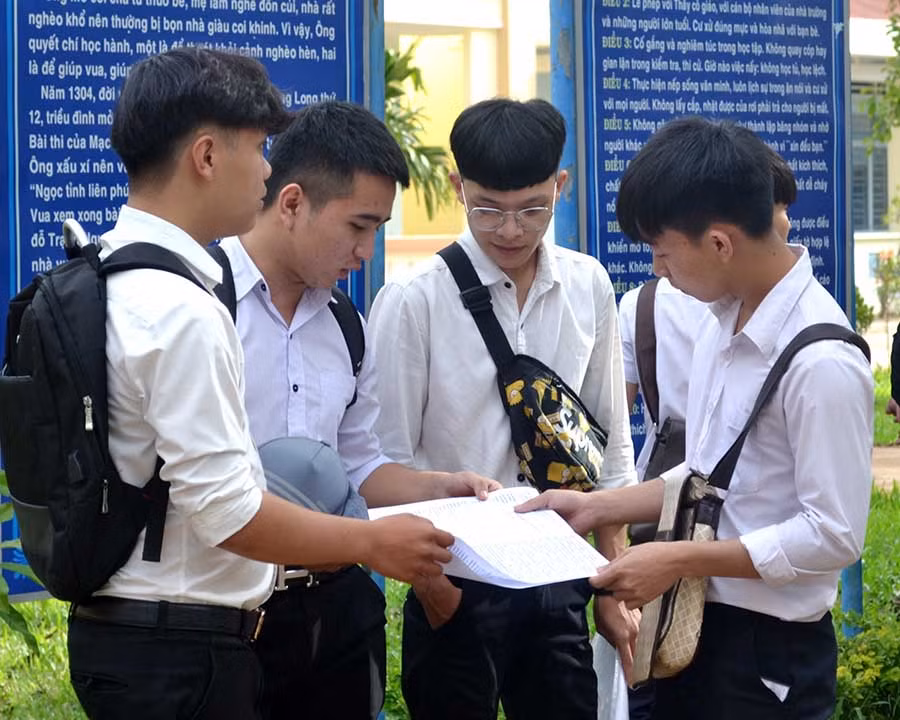 7 Thí sinh dự thi tại điểm thi Trường THPT Mạc Đĩnh Chi trao đổi sau môn thi Tiếng Anh chiều 26-6. Ảnh: Lê Hòa