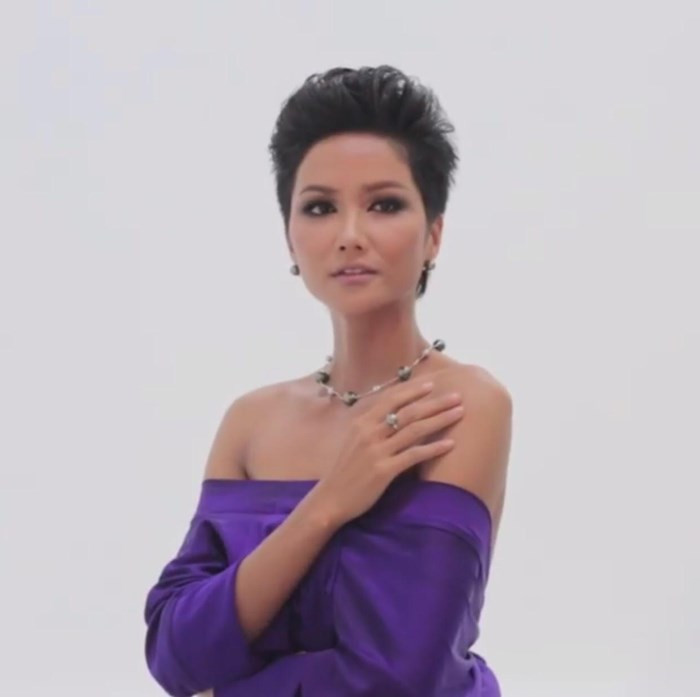  H'hen Niê sang trọng và quý phái với mái tóc bới cao, đánh rối và vuốt ngược về phía sau.