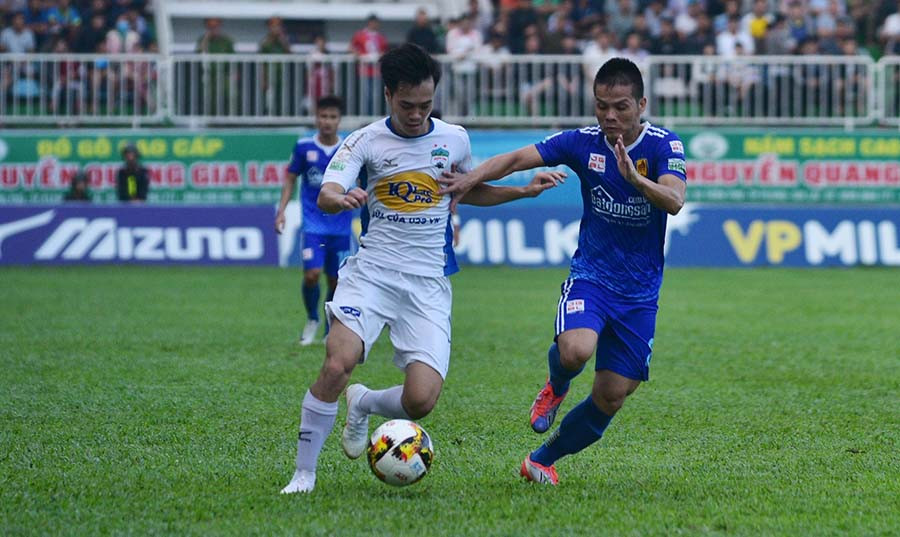 HA.GL (trái) đã đánh rơi chiến thắng đáng tiếc. Ảnh: Văn Ngọc