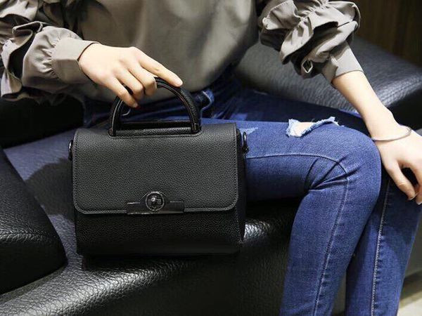 Những chiếc túi xách nhã nhặn, sang trọng là một trong những món quà khá thiết thực để tặng người vợ trong ngày lễ này.