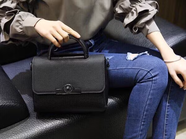 Những chiếc túi xách nhã nhặn, sang trọng là một trong những món quà khá thiết thực để tặng người vợ trong ngày lễ này.