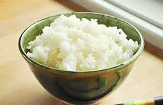 Nếu cơm ăn còn thừa, tốt nhất hãy giữ trong tủ lạnh để các bào tử vi khuẩn không thể phát triển, sau đó có thể hâm nóng lại khi ăn.